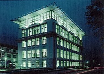 Firmensitz bei Nacht